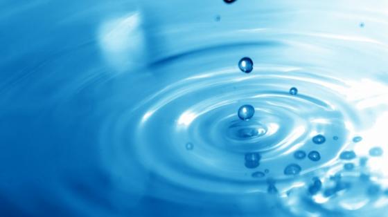 Conversatorio "La influencia de la gestión del recurso hídrico y las acciones de gobiernos locales en los sistemas alimentarios" Gotas de agua cayendo en una superficie.