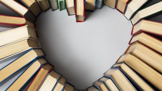 Arreglo de corazón con libros.