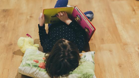 Soy bebé y me gusta leer Niña leyendo un libro.
