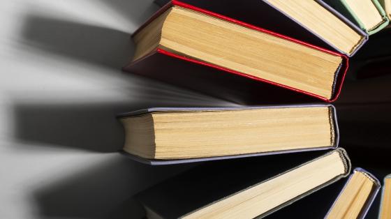 200: Un número representativo para Costa Rica Arreglo medio circular con libros.