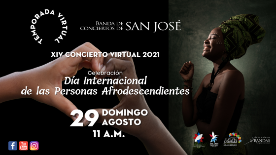 Mujer afrodescendiente sonriendo con dos manos de niños formando un corazón