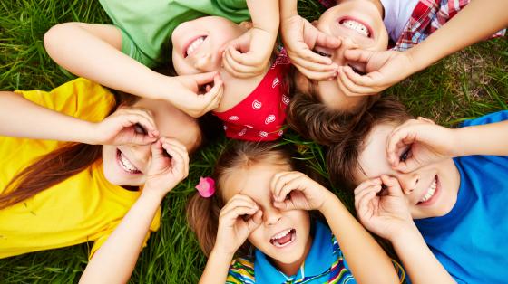 Celebración del Día del Niño y la Niña Grupo de niños jugando.