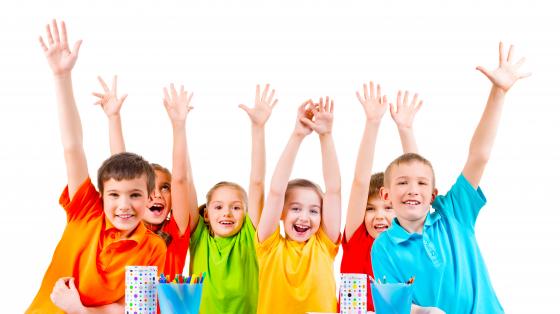 Celebración del Día del Niño y Niña Grupos de niños felices con las manos arriba.