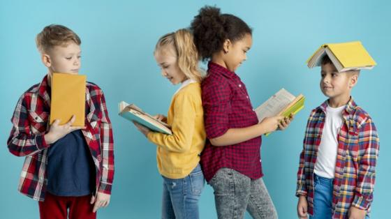 Celebrando el Día del Niño y la Niña con cuentacuentos Grupo de niños y niñas leyendo.