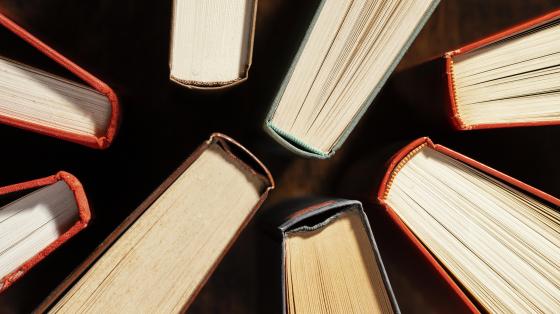La presencia de la cultura árabe en Costa Rica Arreglo vertical de libros de vista superior.