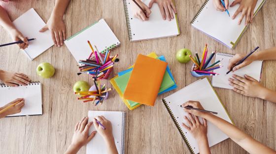 Taller de elaboración de máscaras Grupo de niños y niñas dibujando.