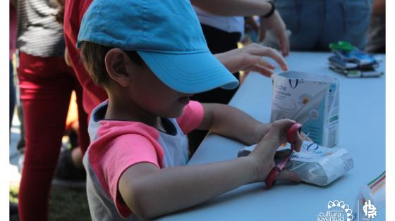 Taller: Elaboración de tarjetas navideñas con materiales reutilizados