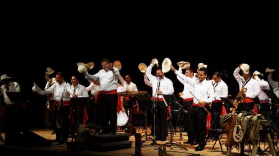 Concierto: "Homenaje al Adulto Mayor" - Banda de Conciertos de Guanacaste músicos tocando en escenario