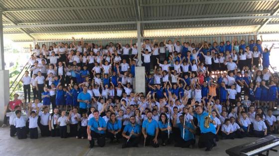 Banda de Puntarenas en gimnasio de un colegio