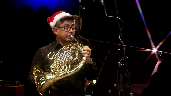 músico de la banda de Heredia con corno francés