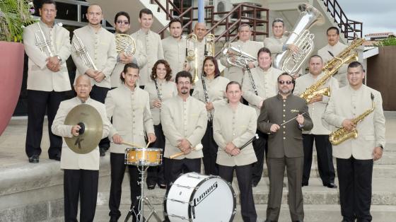 foto de la banda de puntarenas con uniforme de guerrera