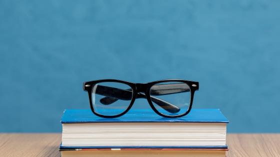 Anteojos sobre unos libros. 