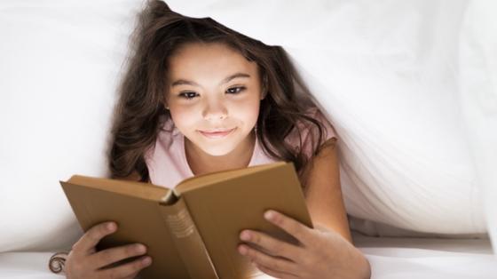 Cuéntame otro cuento Niña leyendo un libro.