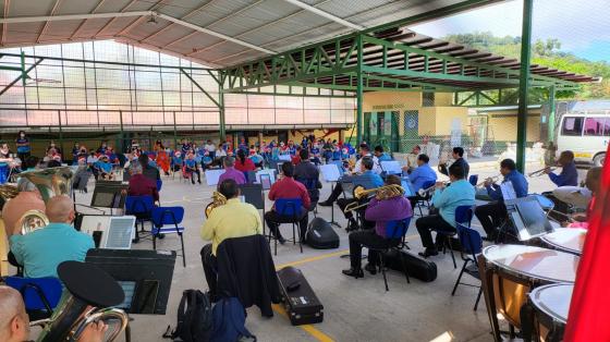 Concierto Educativo en Escuela "Cacique Guarco" - Banda de Conciertos de Cartago Foto de la Banda de Conciertos de Cartago tocando en el gimnasio de una escuela