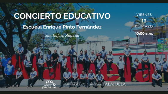 Concierto Educativo en la escuela Enrique Pinto Fernández - Banda de Conciertos de Alajuela foto de la Banda de Conciertos de Alajuela frente a la escultura de nombre de Alajuela