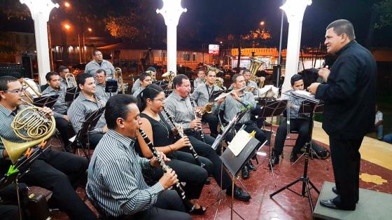 músicos de la banda de guanacaste tocando en el kiosco del parque