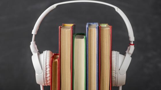 El legado vivo de Walter Ferguson: entrega de su obra completa a la Fonoteca de la Biblioteca Nacional Composición de libros y audífonos.