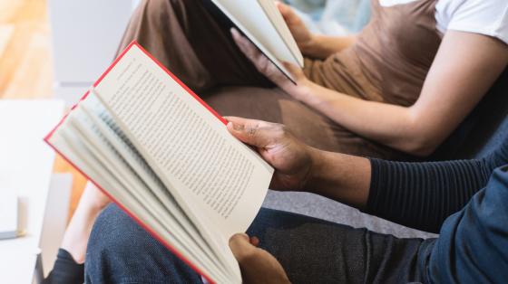 Personas leyendo un libro. 