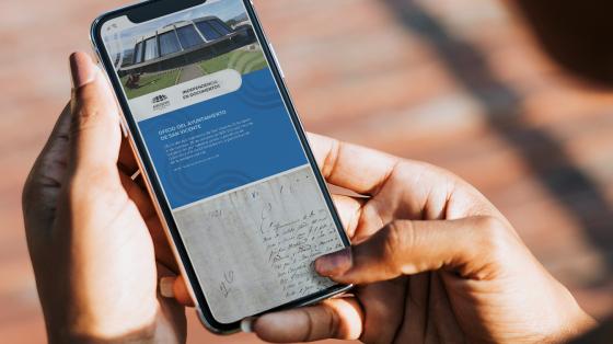 El minisitio es "responsive" por lo que se puede navegar desde dispositivos móviles Persona con teléfono celular entre las manos, navegando el minisitio