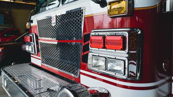 Parte frontal del camión de bomberos.