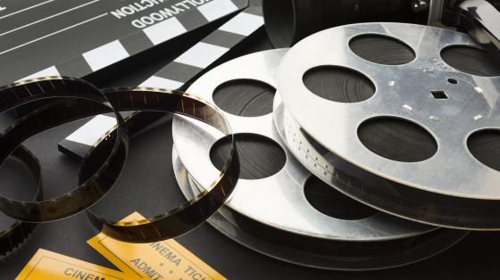 Noche de Cine "Película El Viaje de Chihiro" Fondo negro. Elementos cinematográficos.