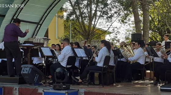 Banda de Conciertos de San José en el kiosco de un parque josefino