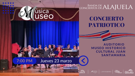 Foto de la Banda de Alajuela en Teatro con telón azul y cintillos con el color de la bandera