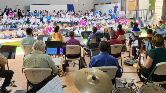 fotos de niñas y niños disfrutando de un concierto de la Banda de Cartago