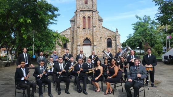 Protocolo Oficial Conmemoración Prócer José Martí Pérez | Banda de Conciertos de Puntarenas foto de la Banda de Puntarenas muy elegantes con la catedral porteña de fondo