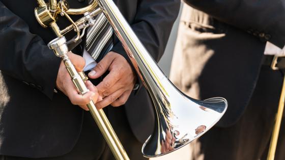 Concierto "Sección de Bronces" | Banda de Conciertos de Puntarenas Músico sosteniendo una trompeta