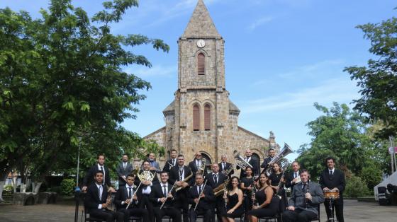 Músicos con Catedral de Puntarenas de fondo