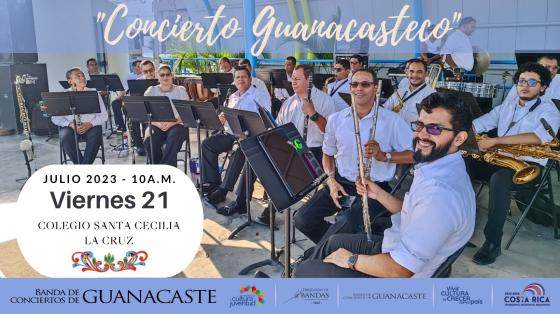 músicos de la banda sonriendo sentados con sus instrumentos