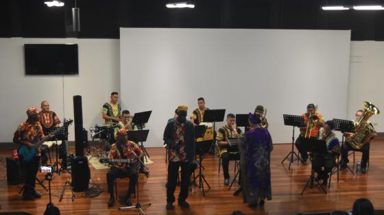 Concierto Especial en el Calipso Moonlight | Banda de Conciertos de Limón Banda de Limón y grupo Kawe Calipso tocando en un teatro