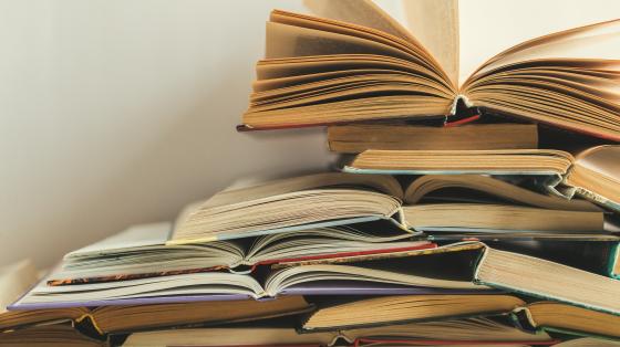 Composición de libros abiertos en forma triangular.