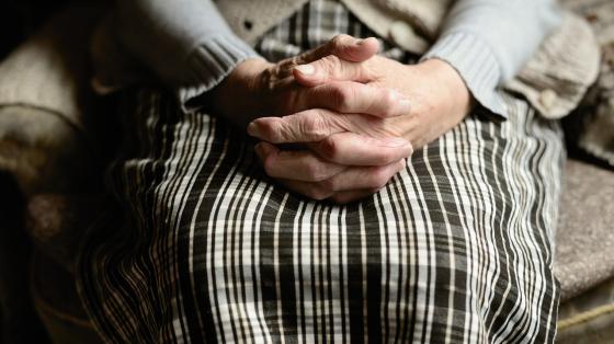 fotografía de manos de una persona adulta mayor