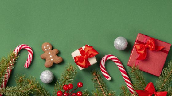 Taller navideño para niños y niñas Arreglo navideño en fondo verde.
