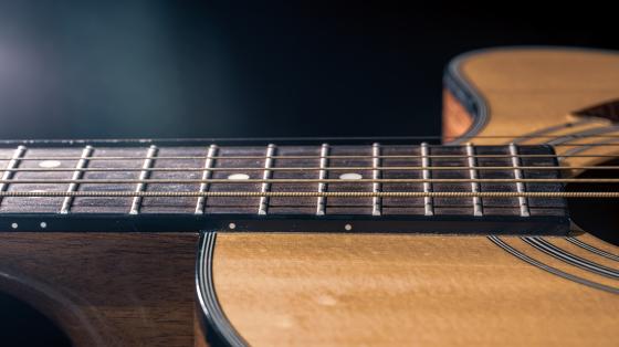 Homenaje a Dionisio Cabal Antillón Parte de una guitarra acústica.
