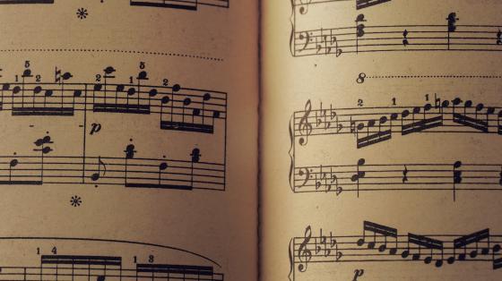Taller "Música tradicional costarricense" Libro de partituras musicales en primer plano.