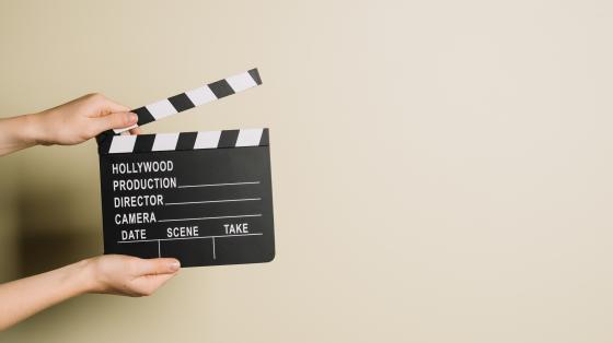 Noche de cine Manos sosteniendo una claqueta.