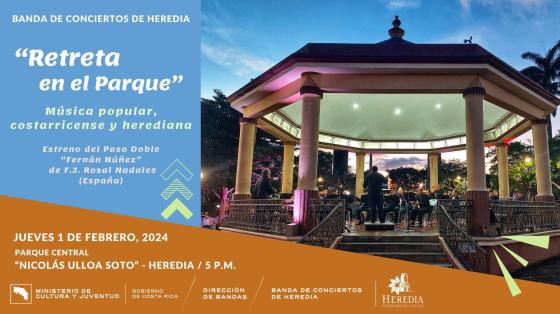 Foto del quiosco con la Banda de Conciertos de Heredia tocando con un atardecer luminoso