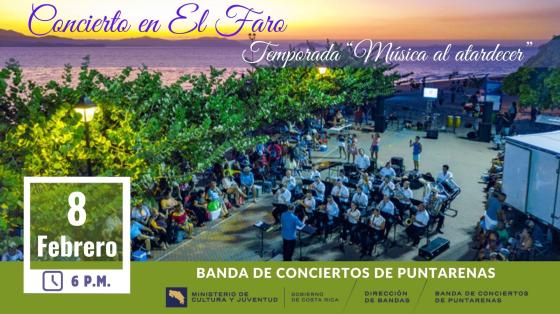 Foto de la Banda de Conciertos de Puntarenas tomada desde mucha altura donde se aprecia el mar de fondo y el público alrededor del Faro