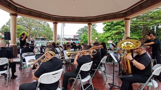 Concierto "Recreo en El Parque" | Banda de Conciertos de Heredia Foto de la Banda de Conciertos de Heredia tocando en el quiosco del parque en una mañana soleada