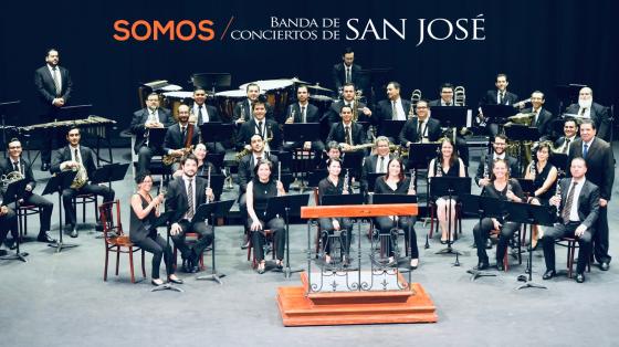 Foto de la Banda de San José todos vestidos muy elegantes en el Teatro Melico Salazar