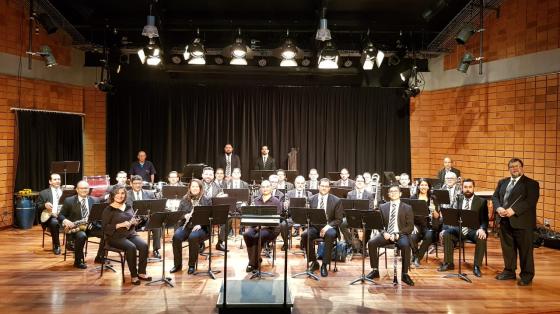 Foto de la Banda de Conciertos de Cartago en el auditorio del TEC vestidos muy elegantes