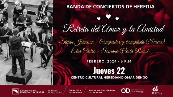 Retreta del Amor y la Amistad - Banda de Conciertos de Heredia Foto de un director musical con la Banda de Conciertos de Heredia y al fondo rosas rojas