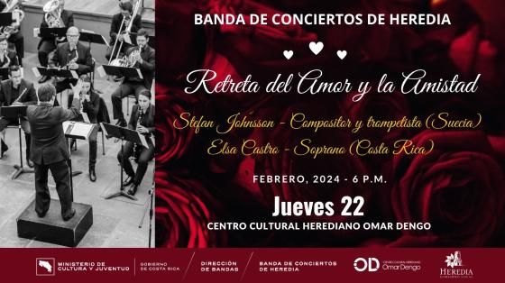 Foto de un director musical con la Banda de Conciertos de Heredia y al fondo rosas rojas 