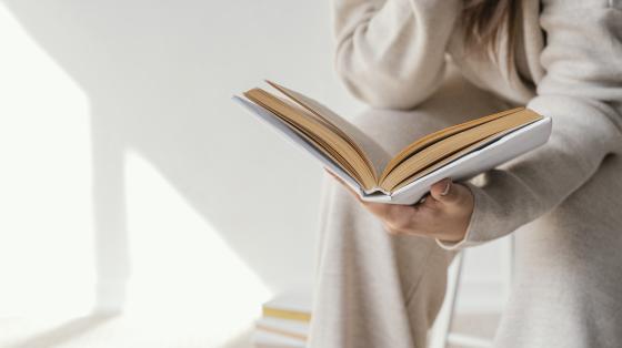 Recital Mujeres por la Paz con Palabras Viajeras. Mujer sosteniendo un libro.