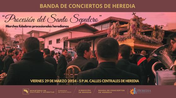 Fotografía de la Banda de Conciertos de Heredia acompañando el anda del Santo Sepulcro, imagen en tonos rosas de atardecer.