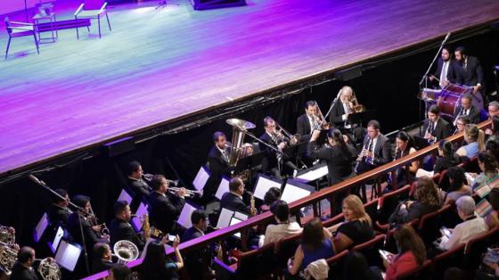 Concierto "Día Internacional de las Mujeres" | Banda de Conciertos de Cartago Foto de la Maestra Pilar Redondo Vega dirigiendo a la Banda en el Teatro Melico