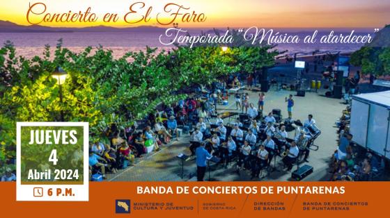 Foto de la banda tocando a la par del Faro con atardecer de fondo